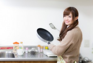 料理を作る女性
